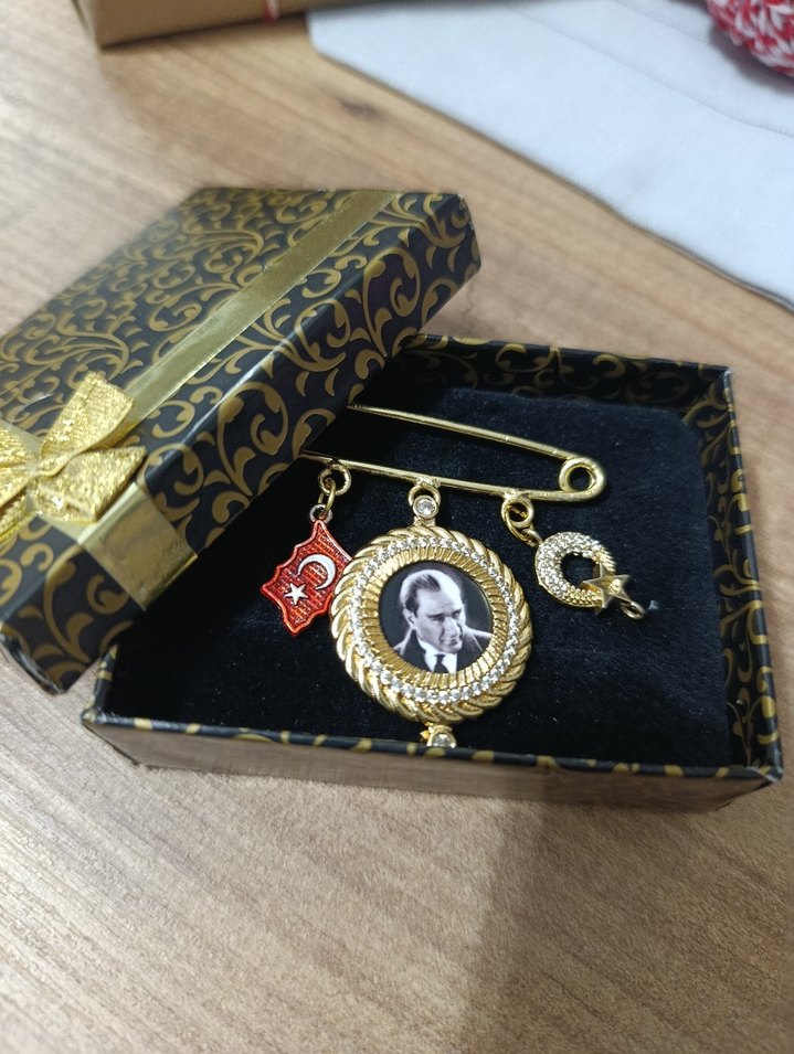 Atatürk detaylı el yapımı Broş - Görsel 4