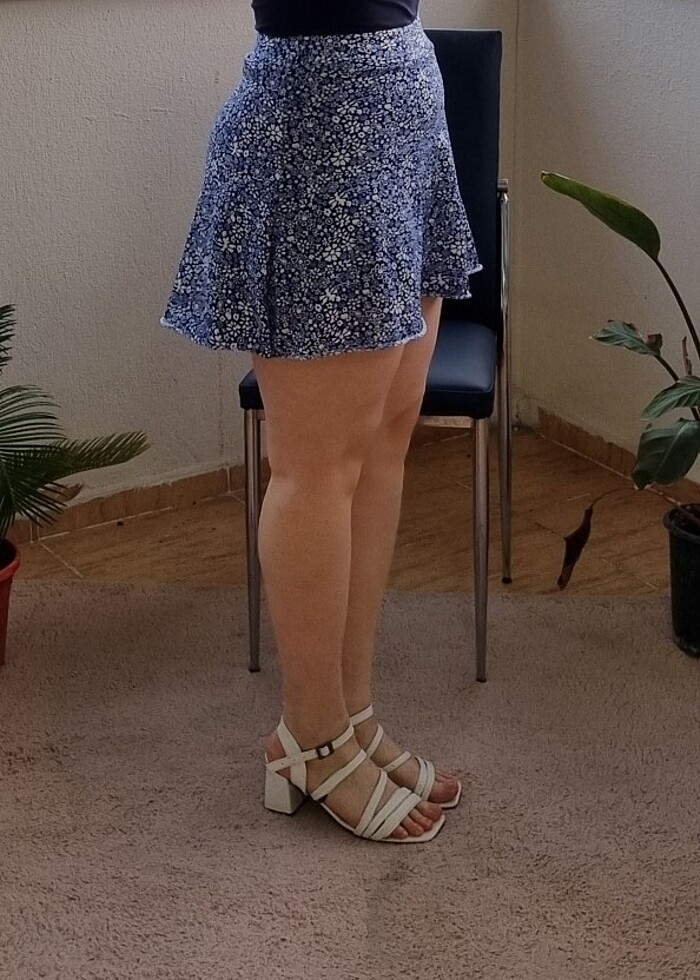 Çiçek Desenli Mini Şort Etek  - Görsel 4