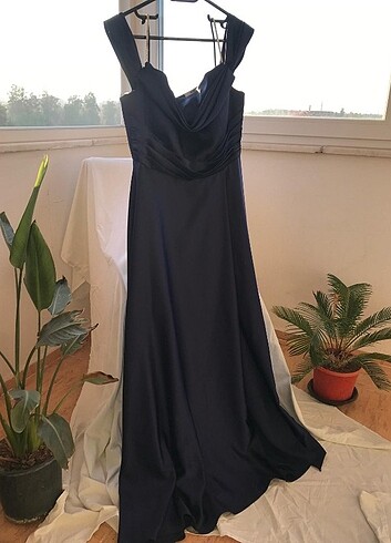 Saten Kumaş Ön Ve Bel Kısmı Büzgülü Taş Askılı Yandan Düşük Omuz - Görsel 9