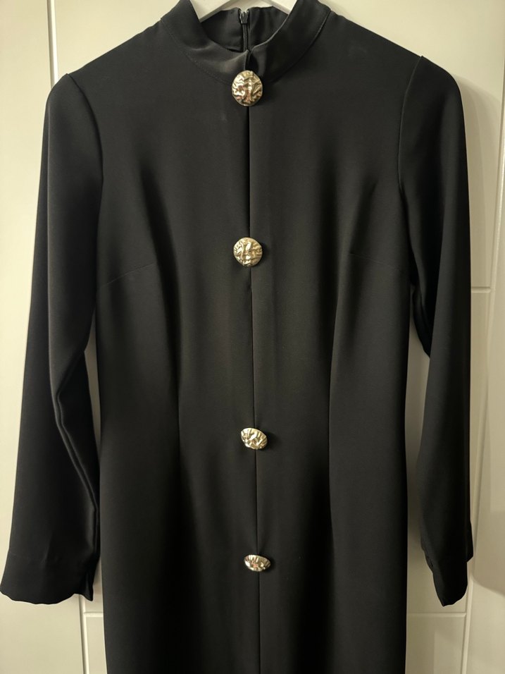 Düğmeli Siyah midi gold düğmeli elbise - Görsel 3