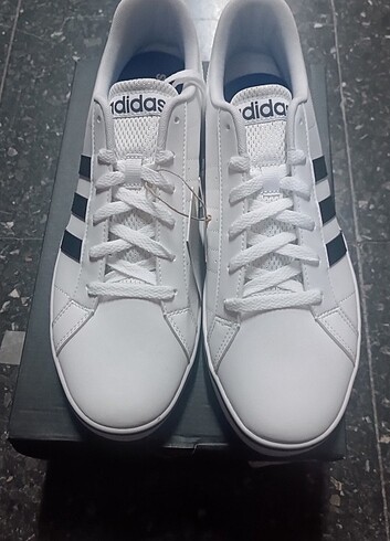 45 Beden beyaz Renk Adidas Spor ayakkabı 