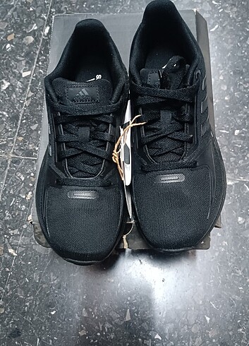 36 Beden Adidas Spor ayakkabı