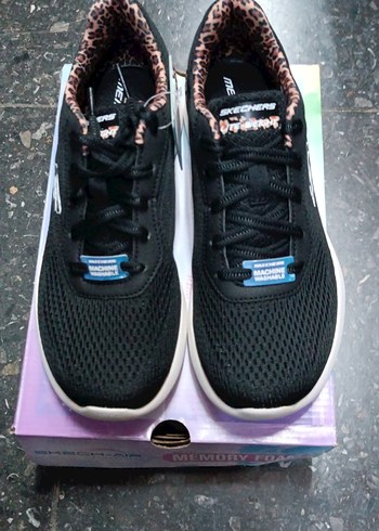Skechers 37