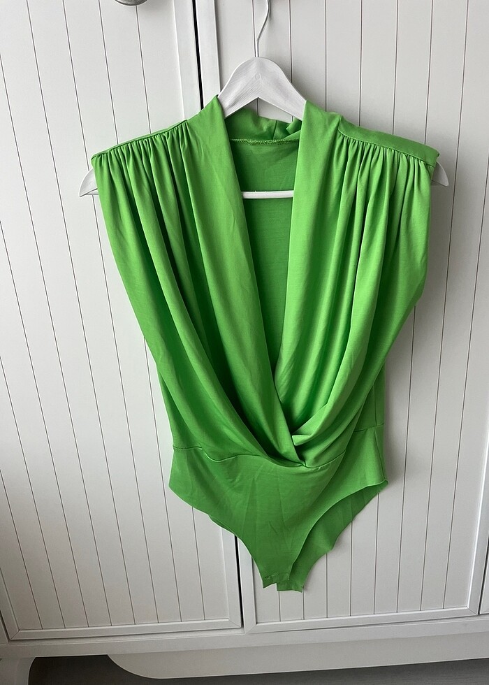 Vatkalı Yeşil Bodysuit - Görsel 3