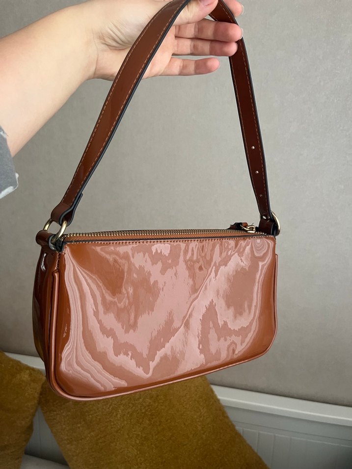 Stradivarius Kahverengi Parlak Baget Çanta - Görsel 3