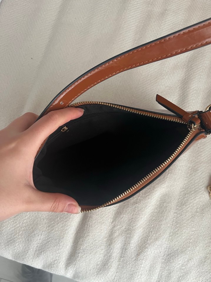 Stradivarius Kahverengi Parlak Baget Çanta - Görsel 4