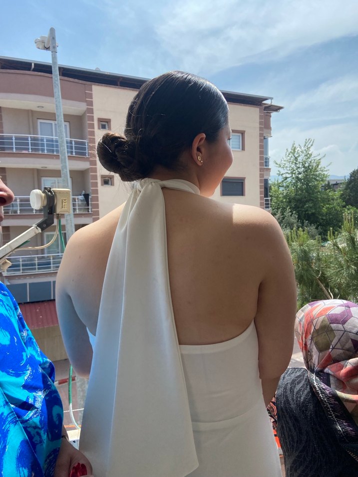 Yüksek Yaka Drapeli Beyaz Midi Abiye - Görsel 2