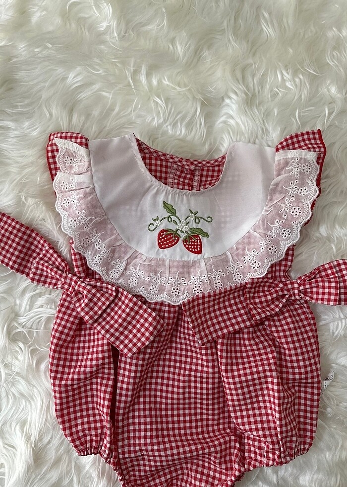 Çilek Nakışlı Fiyonk Detaylı Ekose Volanlı Tulum ???? - Görsel 3