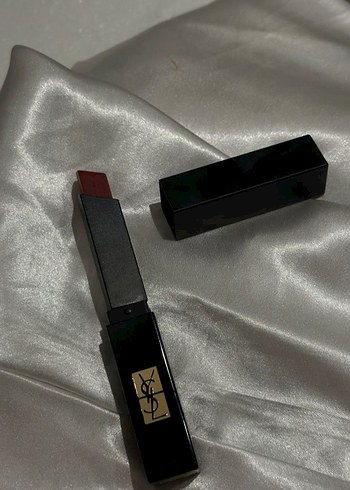 Yves Saint Laurent Koyu Kırmızı Ruj