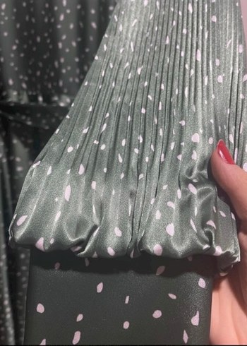 Yeşil Pileli Uzun Elbise V Yaka - Görsel 4