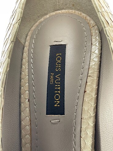 38 Beden çeşitli Renk Louis Vuitton Stiletto %70 İndirimli.
