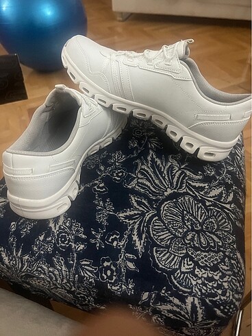 39 Beden SKECHERS AYAKKABI