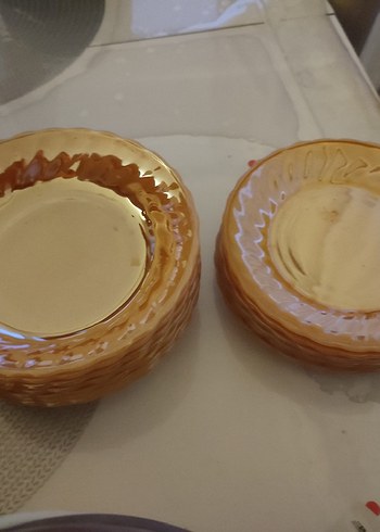 Parlak Bej Yiyecek Kapları