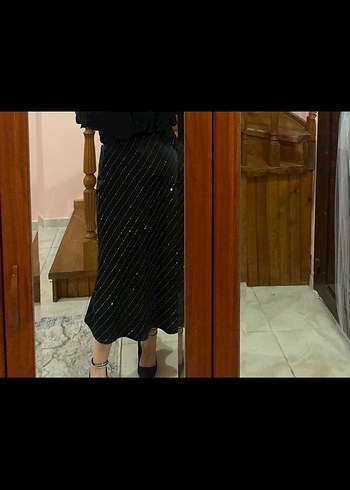 Zara Siyah saten taşlı etek