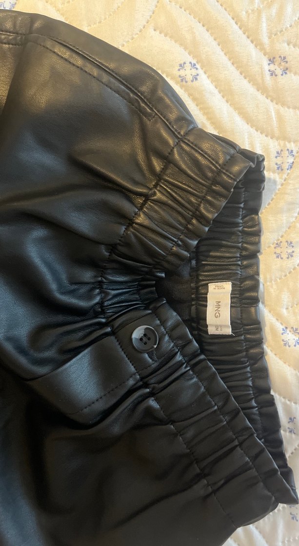 Düğmeli Siyah Deri Mini Şort - Görsel 3