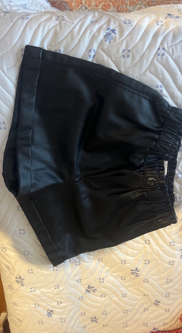Düğmeli Siyah Deri Mini Şort - Görsel 2