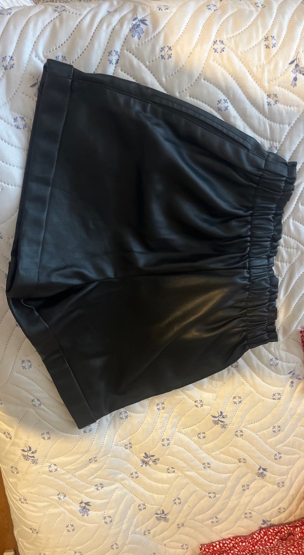 Düğmeli Siyah Deri Mini Şort - Görsel 4