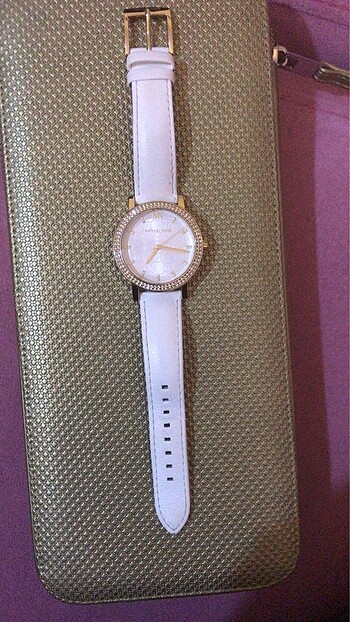 Çok az kullanıldı.Sıfır ayarındadır Michael Kors.İSVİÇREDEN GELM