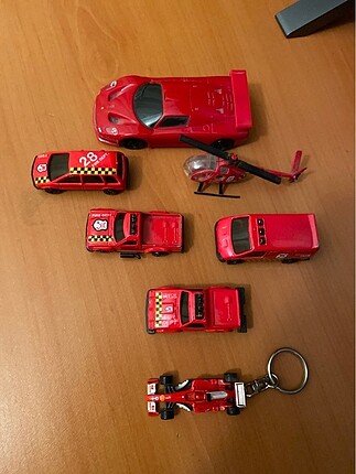 Kırmızı oyuncak arabalar
