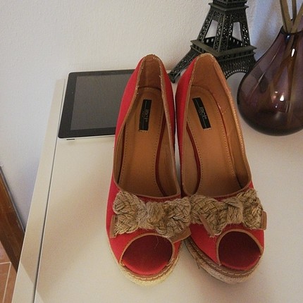 37 Beden kırmızı Renk yazlık sevimli şık bir ayakkabıdır 