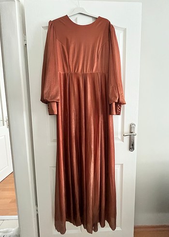 Bej Parlak Uzun Kadın Elbise - Görsel 2