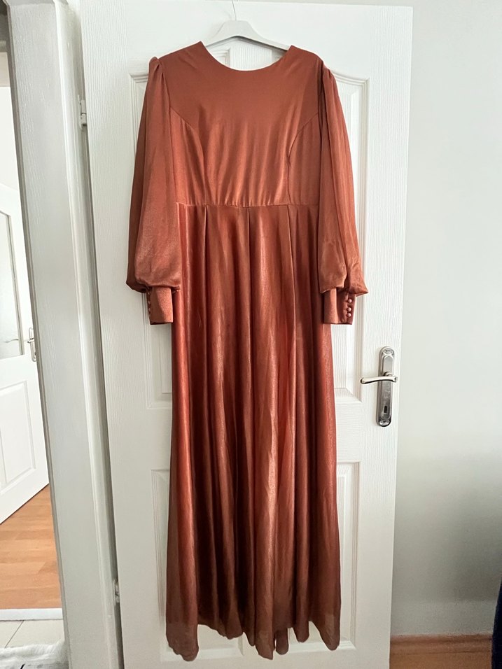 Bej Parlak Uzun Kadın Elbise - Görsel 2