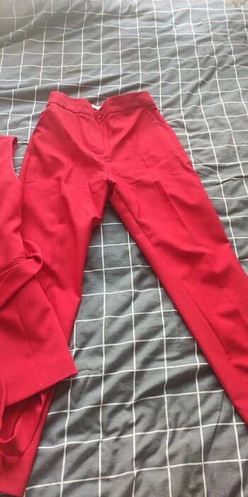 s Beden Kırmızı blazer takım pantolonla birlikte bir kere giyildi
