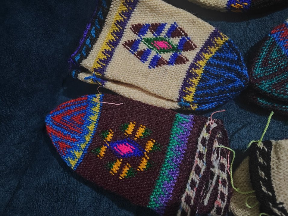 Renkli El Yapımı Örgü Çoraplar - Görsel 2