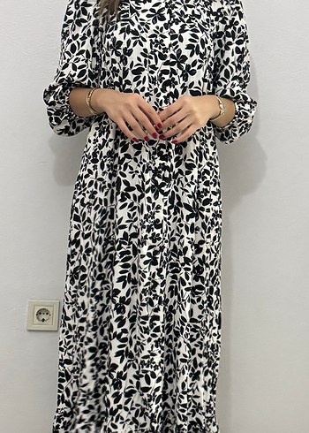 Çiçek Desenli Beyaz Mini Elbise - Görsel 4