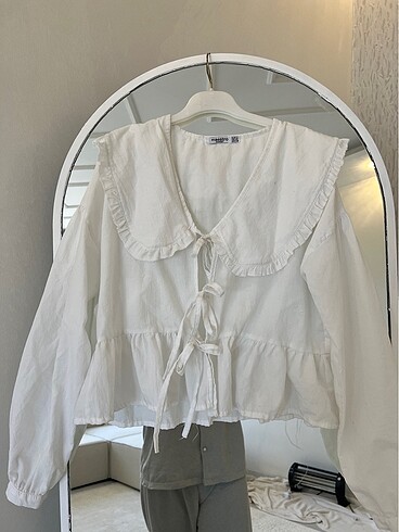 LC Waikiki Bebe yaka beyaz fırfırlı gömlek
