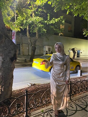 Saten parlak elbise