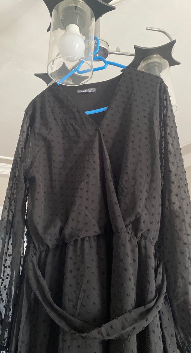 Şıklık ve Rahatlık: Siyah Puantiyeli Uzun Elbise — görsel 2/3