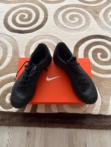 41 Beden siyah Renk Orijinal nike futbol ayakkabısı