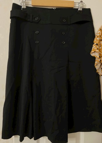 Kısa Kadın Bluz ve Siyah Etek - Görsel 2