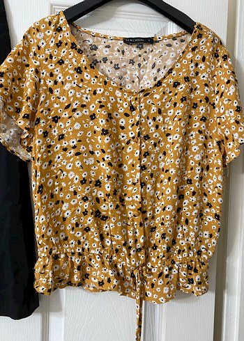 Kısa Kadın Bluz ve Siyah Etek - Görsel 4