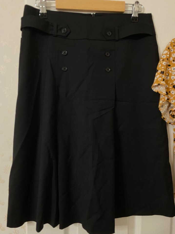 Kısa Kadın Bluz ve Siyah Etek - Görsel 2