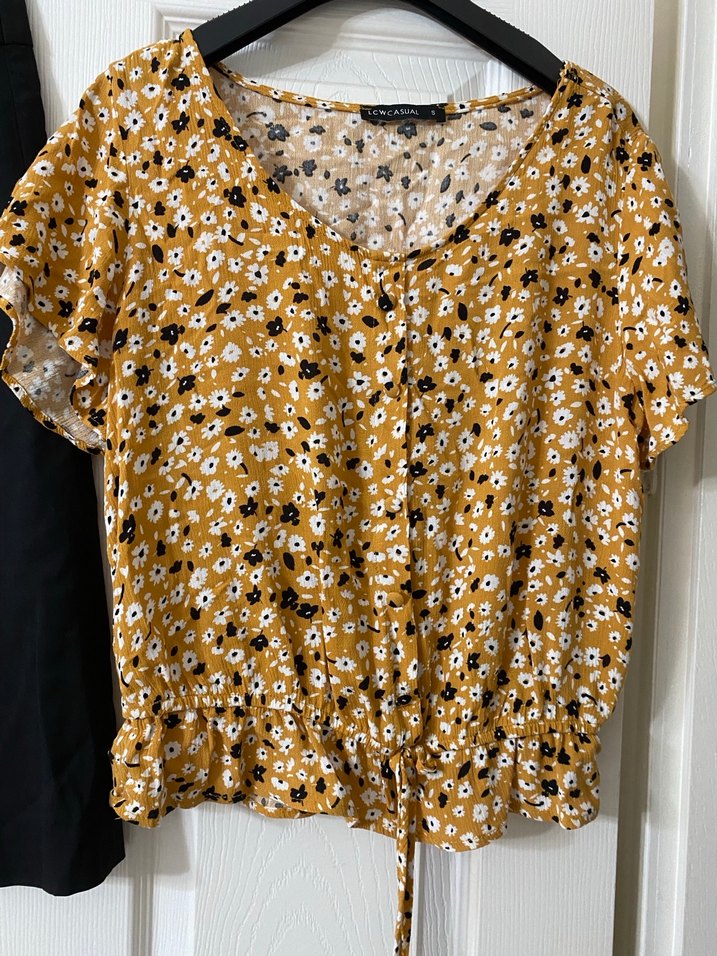 Kısa Kadın Bluz ve Siyah Etek - Görsel 4