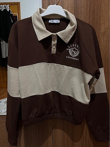 Kahverengi ve krem tonlarında üst -sweatshirt