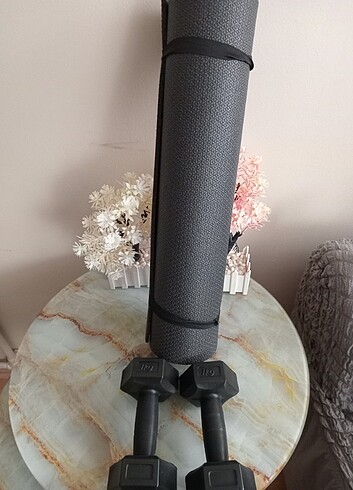 Ağırlık ve yoga yastığı 