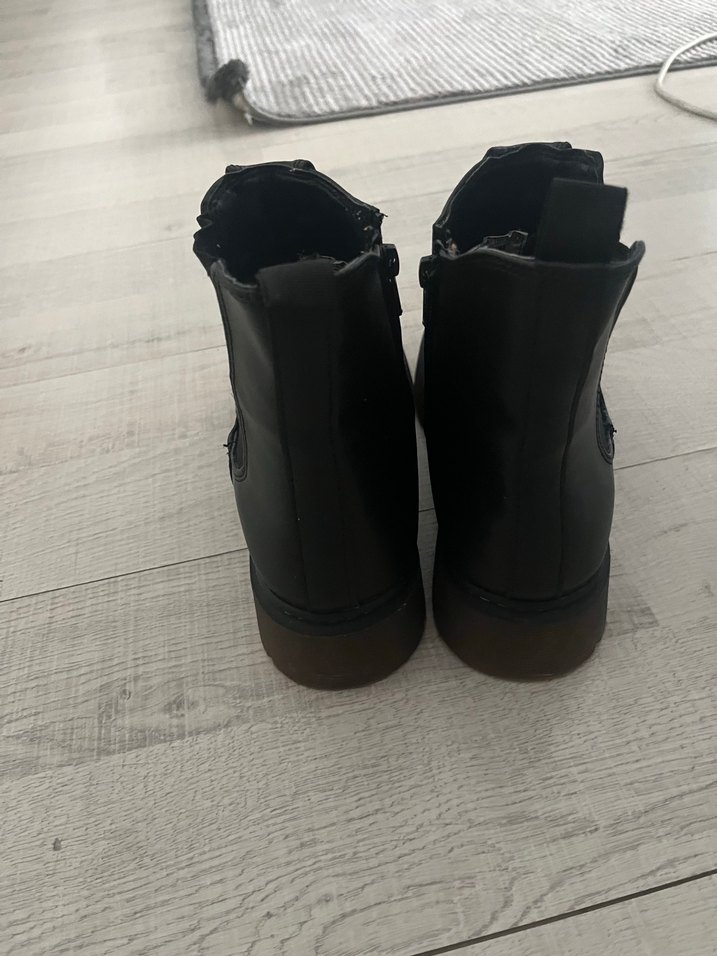 Siyah Rugan  Kadın Bot - Görsel 4