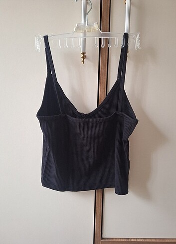 River Island Papatya nakışlı siyah askılı crop