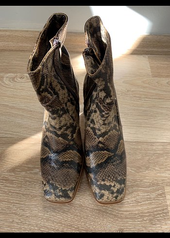 Derin Topuklu Yılan Desenli Kadın Bot - Görsel 8