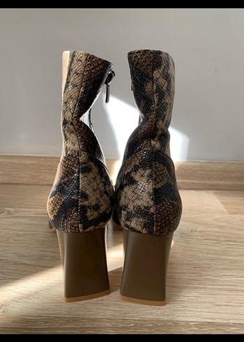 Derin Topuklu Yılan Desenli Kadın Bot - Görsel 5