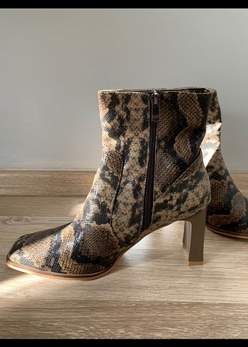 Derin Topuklu Yılan Desenli Kadın Bot - Görsel 3