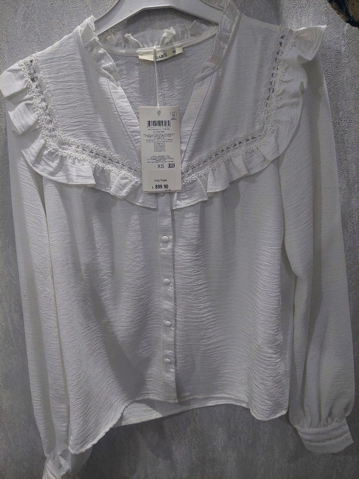 Beyaz V Yaka Fırfırlı Kadın Gömlek - Görsel 2