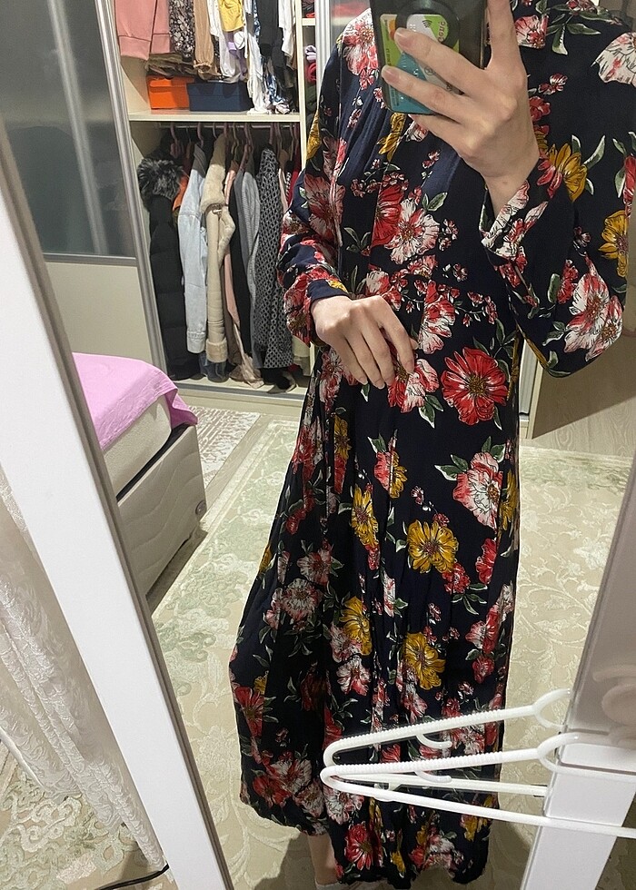 Çiçekli tesettür elbise - Görsel 3