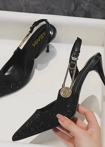 Siyah Parlak Stiletto Kemerli Yılan Desenli Kadın Ayakkabı