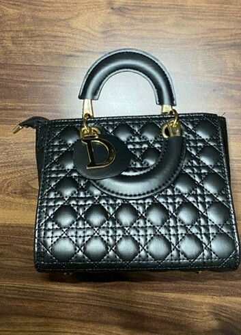 Dior Çok şık çantadır 