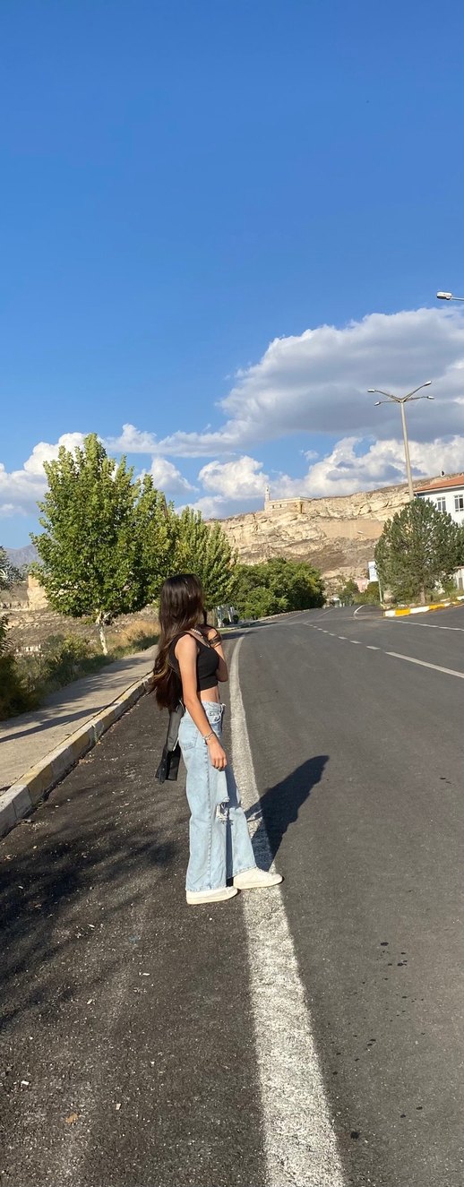 Yırtmaçlı kot pantolon - Görsel 2