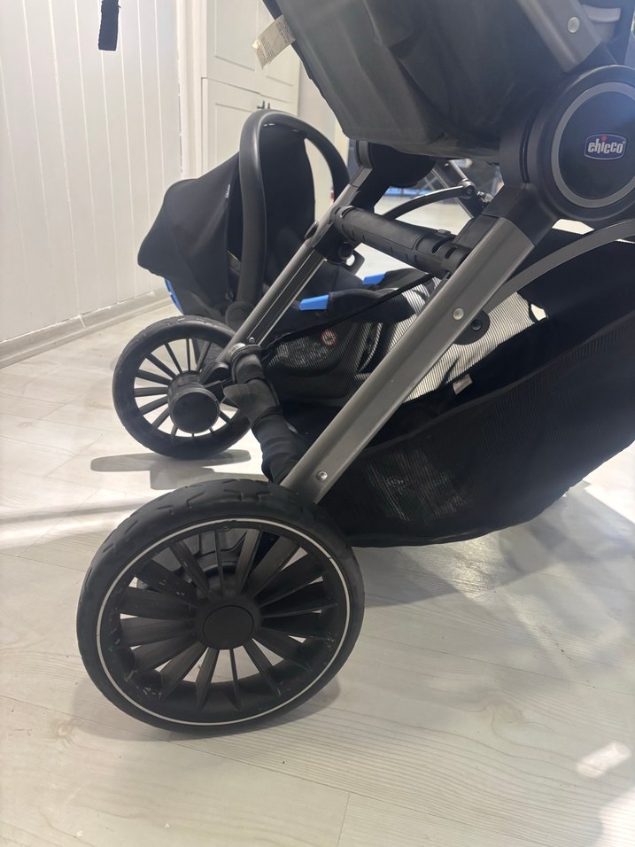 Gri ve Siyah Bebek Arabası ve Taşıma Koltuğu - Görsel 5